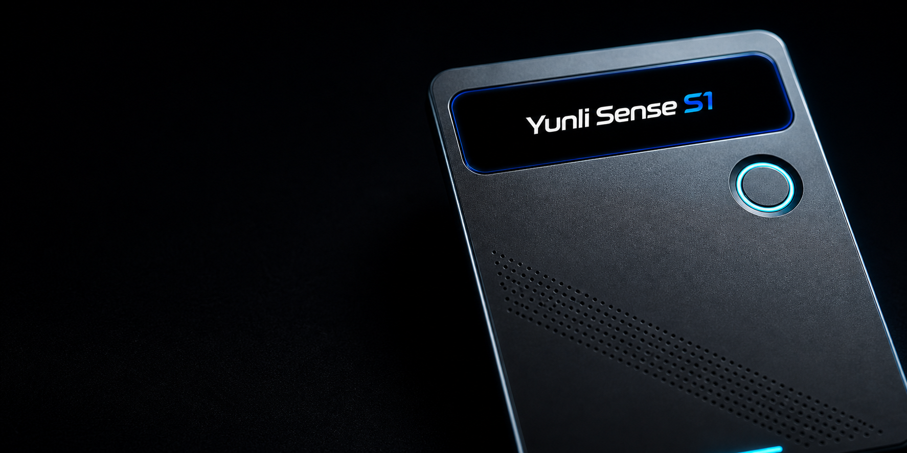 Yunli Sense S1 横向状态屏、独立录音按钮和麦克风阵列微距图
